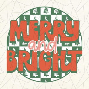 以下が含まれることがあります： オレンジ色の「MERRY and BRIGHT」という言葉とピンク色の「and」が描かれたデジタルグラフィック。言葉は、クリスマスツリーのある緑と白のチェック柄の背景に配置されています。背景は、幾何学模様の淡いベージュ色です。