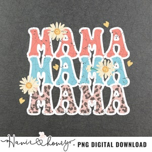 Puede incluir: Una descarga digital de un dise&ntilde;o gr&aacute;fico con la palabra "Mama" repetida tres veces en un estilo en capas y desgastado. La capa superior es rosa, la capa intermedia es azul y la capa inferior es de estampado de leopardo. El dise&ntilde;o est&aacute; decorado con margaritas blancas y peque&ntilde;os corazones rosas.
