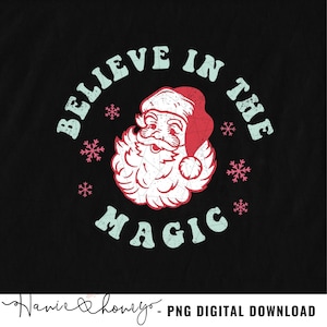 Może przedstawiać: Grafika w stylu vintage z twarzą Świętego Mikołaja w kolorze czerwonym i białym oraz tekstem "Believe in the Magic" w jasnoniebieskim kolorze. Grafika jest otoczona śnieżynkami.