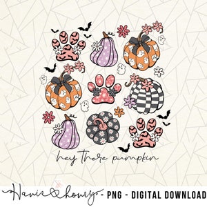 Puede incluir: Una descarga digital de un gráfico de temática de Halloween con el texto "Hey There Pumpkin" e imágenes de calabazas, huellas de patas y murciélagos. Las calabazas están decoradas con rayas, lunares y fantasmas. Las huellas de patas son rosas y naranjas con detalles blancos. Los murciélagos son negros.