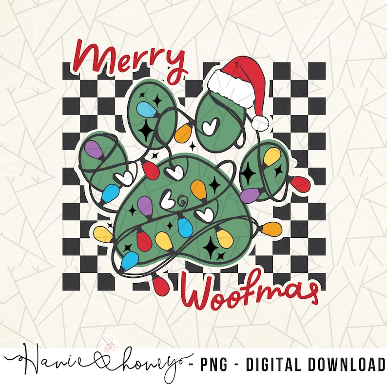 Puede incluir: Una huella de pata verde con un gorro de Pap&aacute; Noel rojo en la parte superior, rodeada de luces navide&ntilde;as de colores. La huella de pata est&aacute; sobre un fondo a cuadros blanco y negro. El texto "Merry Woofmas" est&aacute; escrito en rojo debajo de la huella de pata.