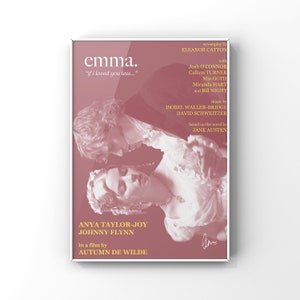 Puede incluir: Un póster de película para la película "Emma". El póster presenta una escena romántica de una pareja abrazándose, con los actores Anya Taylor-Joy y Johnny Flynn listados debajo. El póster está en un esquema de color rosa y blanco con texto dorado.