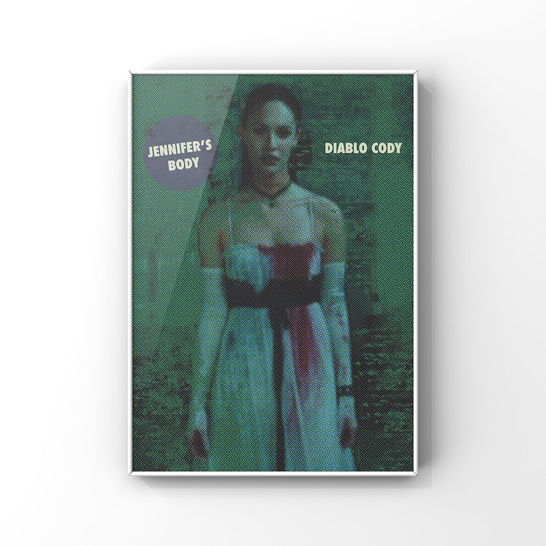 Puede incluir: Un p&oacute;ster de pel&iacute;cula para la pel&iacute;cula "Jennifer's Body" dirigida por Diablo Cody. El p&oacute;ster presenta a una mujer con un vestido blanco y una faja roja, de pie en un bosque verde.