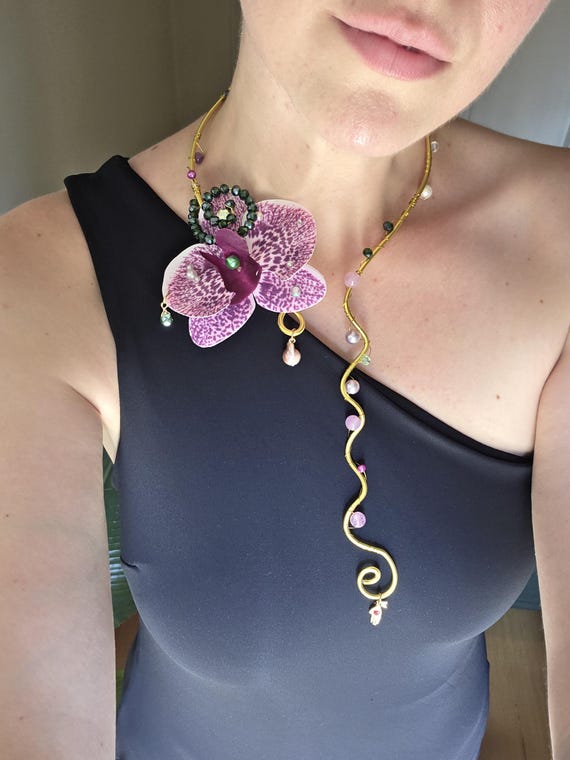 Collier metal, crystal, freshwater pearls, metal inoxydable, orchidee silicone