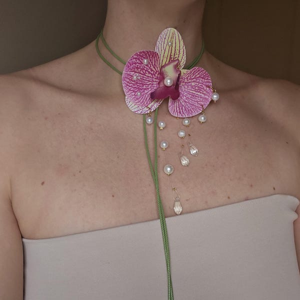 Halskette aus künstlicher Orchidee aus Silikon, Wasserperlen, Kristallperlen, Edelstahl und gewachster Baumwolle.
