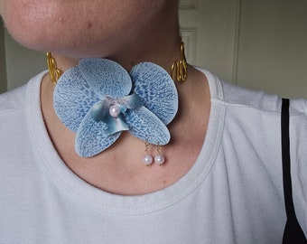 Collier choker vague moderne art, perle d'eau, métal aluminium, fausse fleur tissus et plastique, métal inoxydable.