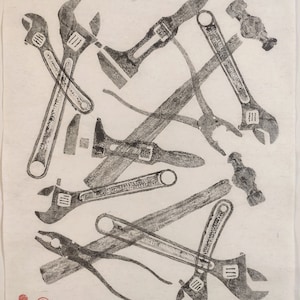 Könnte beinhalten: Ein Schwarzweißdruck verschiedener Werkzeuge, darunter Schraubenschlüssel, Zangen und ein Hammer. Die Werkzeuge sind in einem zufälligen Muster auf weißem Hintergrund angeordnet.