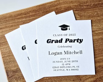 Pode incluir: Três convites brancos para festa de formatura com texto preto e um gráfico de chapéu de formatura. Os convites dizem "Grad Party" e incluem o nome do formando, data, hora e local. Em uma superfície de madeira.