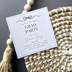 Puede incluir: Tarjeta blanca con texto negro anunciando una fiesta de graduación para Jessare Henry, clase de 2025. La fiesta es el jueves 16 de mayo de 17:00 a 20:00 en 503 West Diploma Avenue, Seattle, WA 98101.