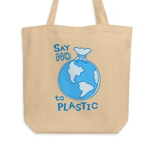 Puede incluir: Una bolsa de tela beige con un gráfico azul que dice "Say No to Plastic". El gráfico representa la Tierra como una bolsa de plástico.