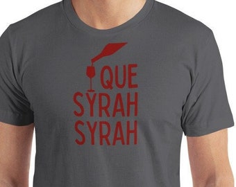 Juego de palabras de vino "Que Syrah Syrah" Vierta una copa de vino camiseta unisex – camiseta de vino de doble sentido, regalo para amantes del vino, camisa de vino de amor