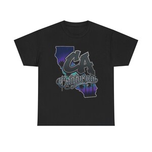 Puede incluir: Camiseta negra con un gráfico del contorno del estado de California. El gráfico incluye las letras "CA" en una fuente estilizada y la palabra "California" en una fuente de escritura, con un degradado de morado, azul y verde.