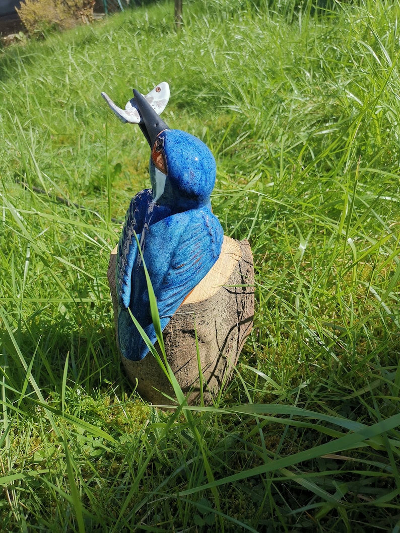 Eisvogel mit Fisch im Schnabel aus Keramik Frostfest Handarbeit Töpferei Garten Dekoration Vogel Bild 5