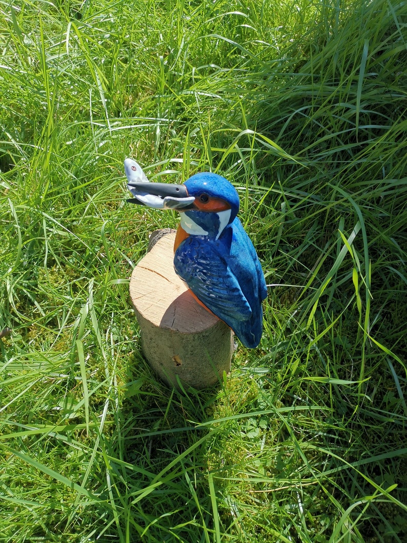 Eisvogel mit Fisch im Schnabel aus Keramik Frostfest Handarbeit Töpferei Garten Dekoration Vogel Bild 7