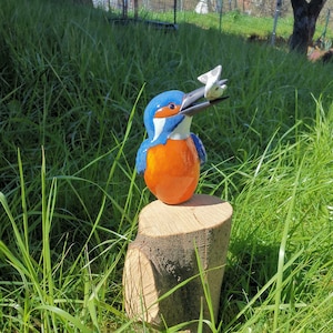 Eisvogel mit Fisch im Schnabel aus Keramik Frostfest Handarbeit Töpferei Garten Dekoration Vogel Bild 1