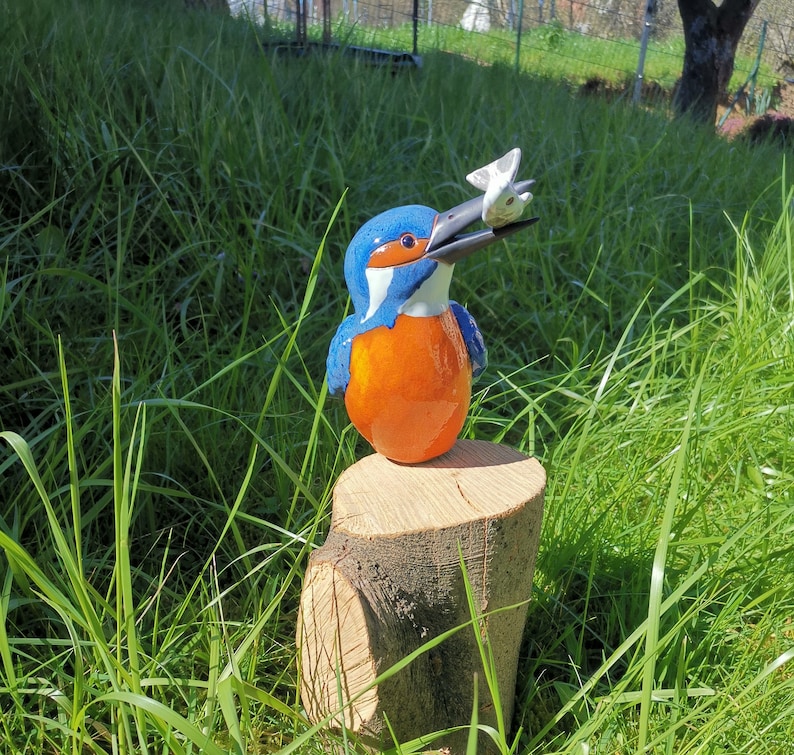 Eisvogel mit Fisch im Schnabel aus Keramik Frostfest Handarbeit Töpferei Garten Dekoration Vogel Bild 1