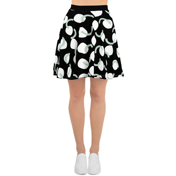 Polyester skater skirt with its flattering shape adapts to all silhouettes, thanks to the elastic waist, soft, flared cut