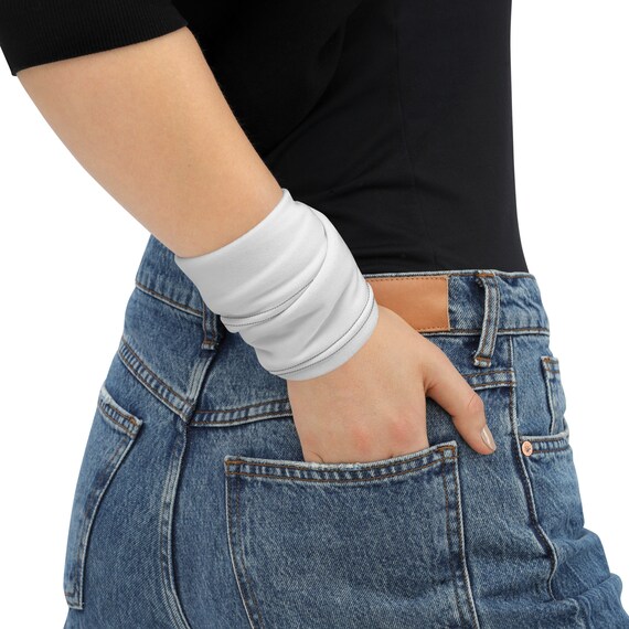 This neck warmer is an accessory as a face cover, headband, bandana, bracelet