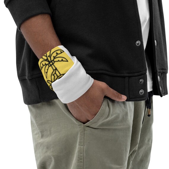 This neck warmer is an accessory as a face cover, headband, bandana, bracelet