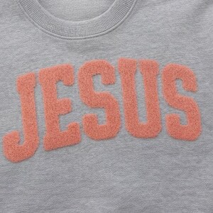 Jesus PLUSH Fluffig Chenille-skjorta med lapp: Kristen trosbaserad grafisk t-shirt