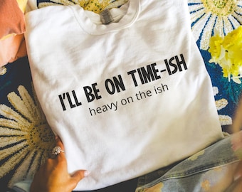 On Time-Ish SVG | Altijd te laat SVG | Grappige uitsteller gesneden bestand | Sassy digitale download