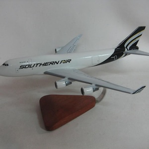 Boeing 747-400 B747-400 Southern Air Airplane Desktop Wood Model
