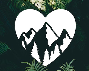 Può includere: Una silhouette bianca a forma di cuore con una catena montuosa nera e alberi al suo interno, su uno sfondo di foglie verdi scure.