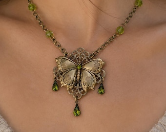 Collar de mariposa vintage de latón con detalles de cristal oliva, joyería estilo cottagecore.