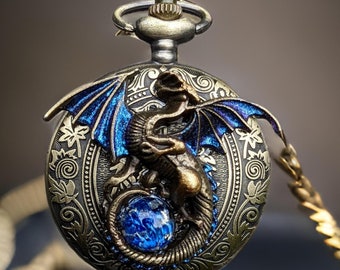 Collar con reloj de bolsillo de dragón gótico: joyería de fantasía de bronce con ópalo azul.