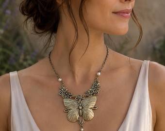 Collar vintage de latón con forma de mariposa y perlas Swarovski / Joyería floral Art Nouveau con un toque original