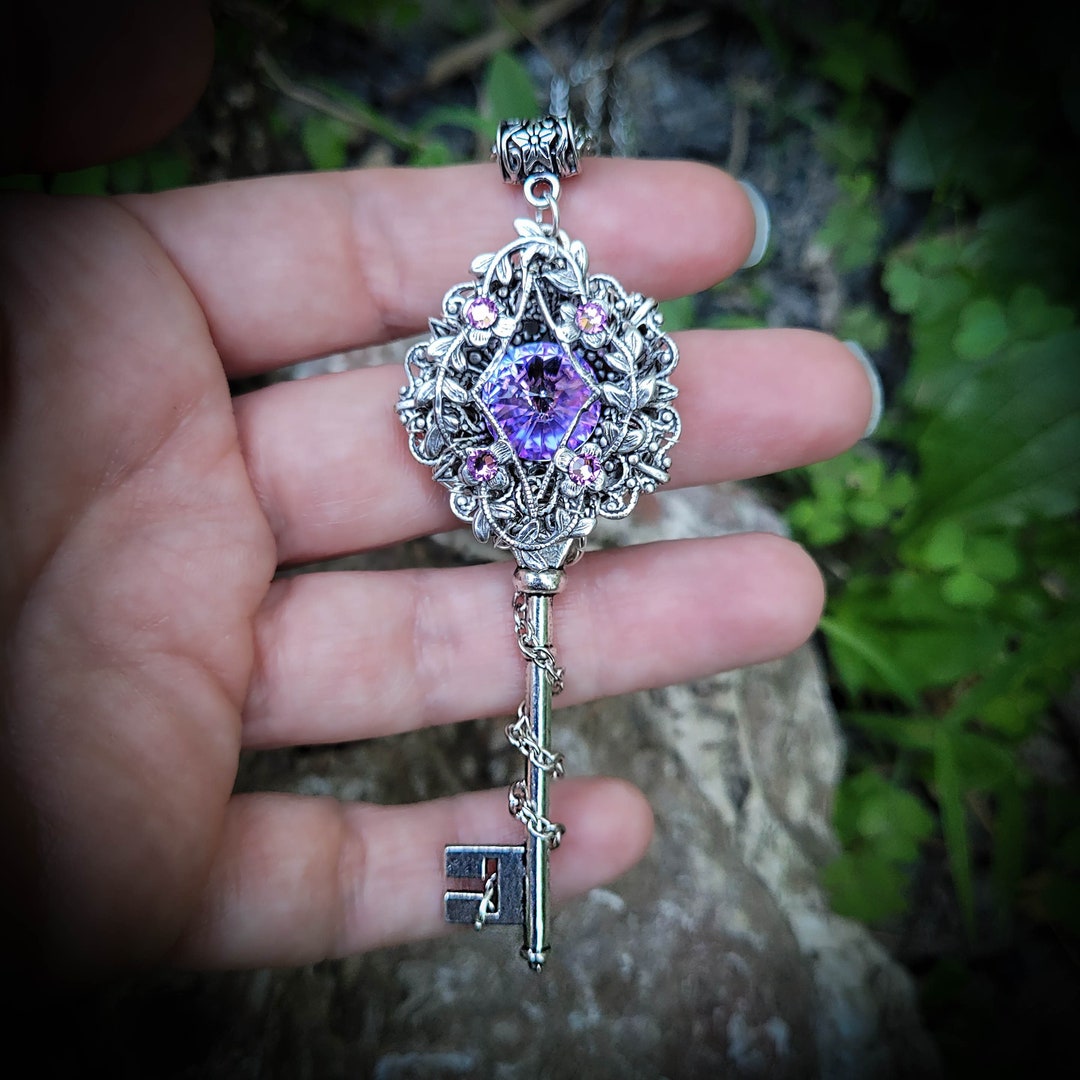 VTG retired スワロフスキー JEWELS OF FANTASY Sterling Silver Elven Floral Fantasy Key Necklace Made With