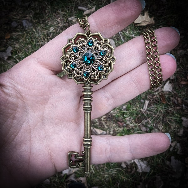 Collar de llaves inspirado en las brujas de Mayfair hecho con cristales Swarovski esmeralda, llave gótica, joyería de brujas, regalo de joyería de fantasía único