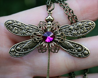 Halskette Libelle aus Messing: Kristallakzent, Libellenschmuck
