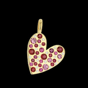Könnte beinhalten: Ein goldener herzförmiger Anhänger mit einem Design aus roten, rosa und weißen Edelsteinen.
