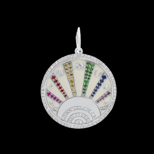 Peut inclure: Un pendentif en émail blanc avec un arc-en-ciel de pierres précieuses colorées et un halo de diamants. Le pendentif présente un motif de soleil levant avec un fond en émail blanc et une variété de porte-bonheur.