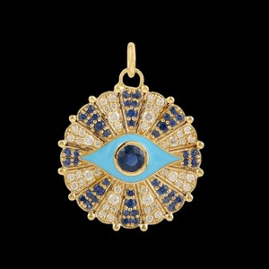 Peut inclure: Charme de pendentif en or avec un motif d'œil bleu maléfique. L'œil est entouré d'un cercle de pierres précieuses blanches et bleues.