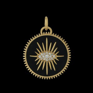 Peut inclure: Pendentif en or avec un cercle en émail noir et un œil serti de diamants entouré de rayons dorés.