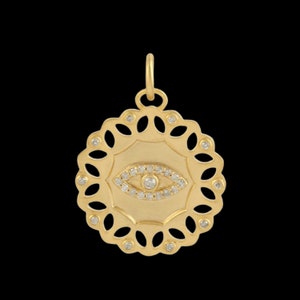 Op de afbeelding: Gouden hanger met een met diamanten bezette boze oog bedel omringd door een delicaat filigraan ontwerp.