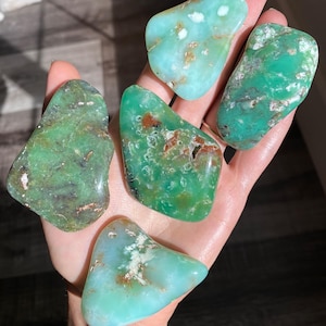 Australian Chrysoprase Palm Stone: Heart Chakra, Solar Plexus Chakra, Compassion