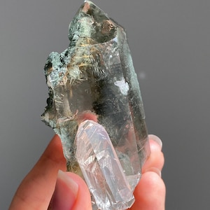 Specimen van Himalaya-chloriet en gouden rutielkwarts voor verzamelaars, recordhouder, regenboog, sleutels, dolfijn, zelfgenezend