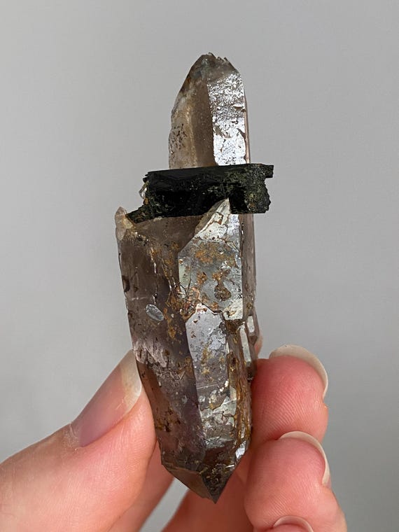 希少なマラウイ産の両頭スモーキークォーツ、ブルーリーベカイト