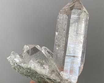 Optiskt Himalaya kloritkvartsprov, regnbåge, prismatisk, nycklar, självläkande - manifestation, aura-rengöring, chakrajustering