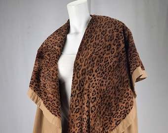 Casaco feminino vintage Mondi reversível com frente aberta e gola xale longo marrom pele sintética leopardo