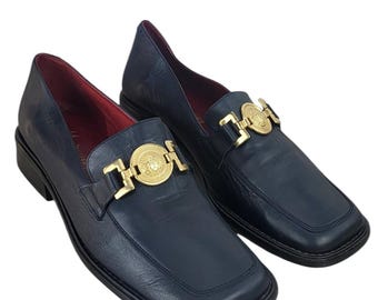 Mocasines de lujo vintage de los años 90 en piel negra con medallón dorado, talla 38.