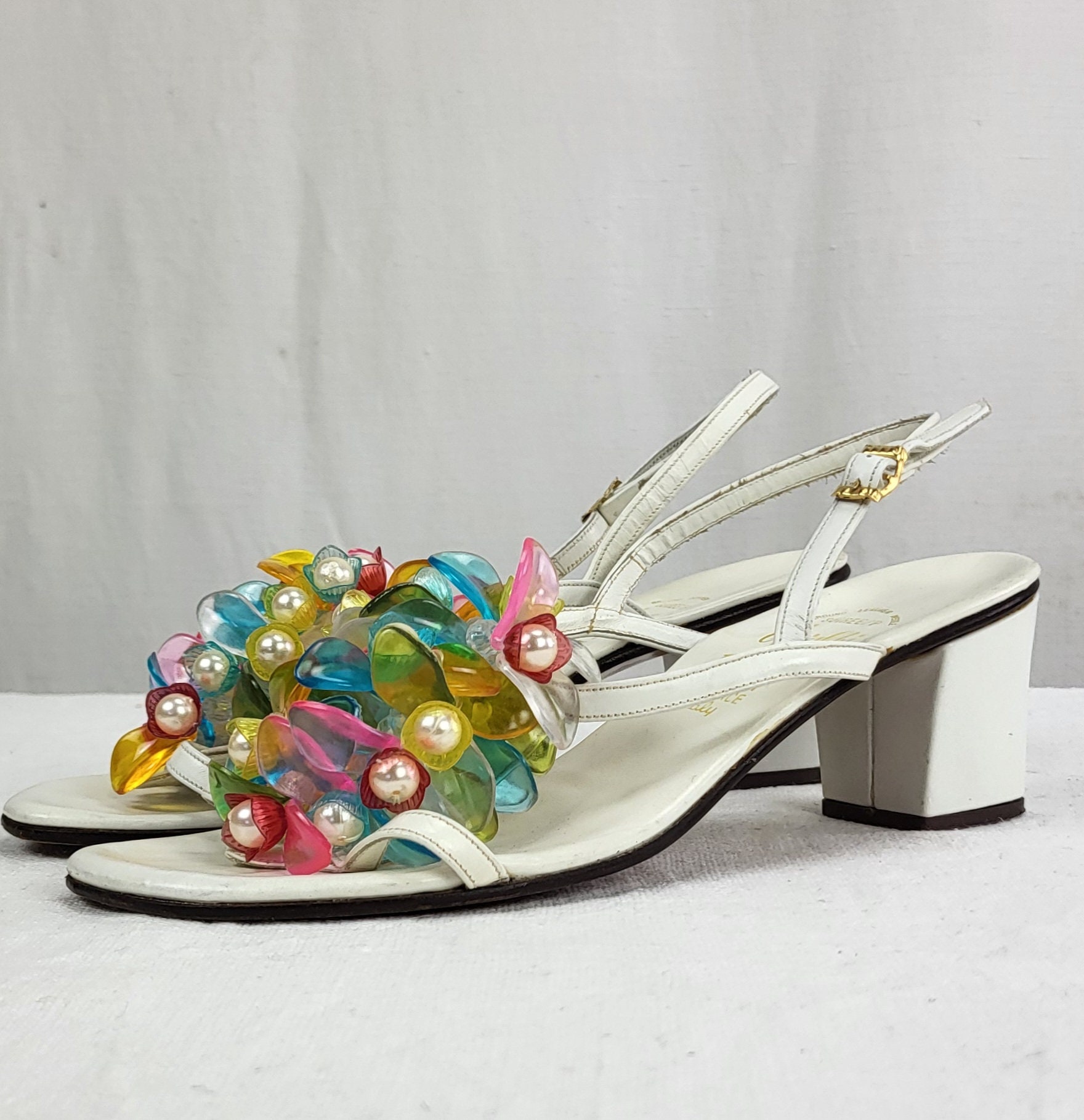 1960s VINT Amalfi by Rangoni White Leather Sandals SZ 7C Lucite Flowers ...