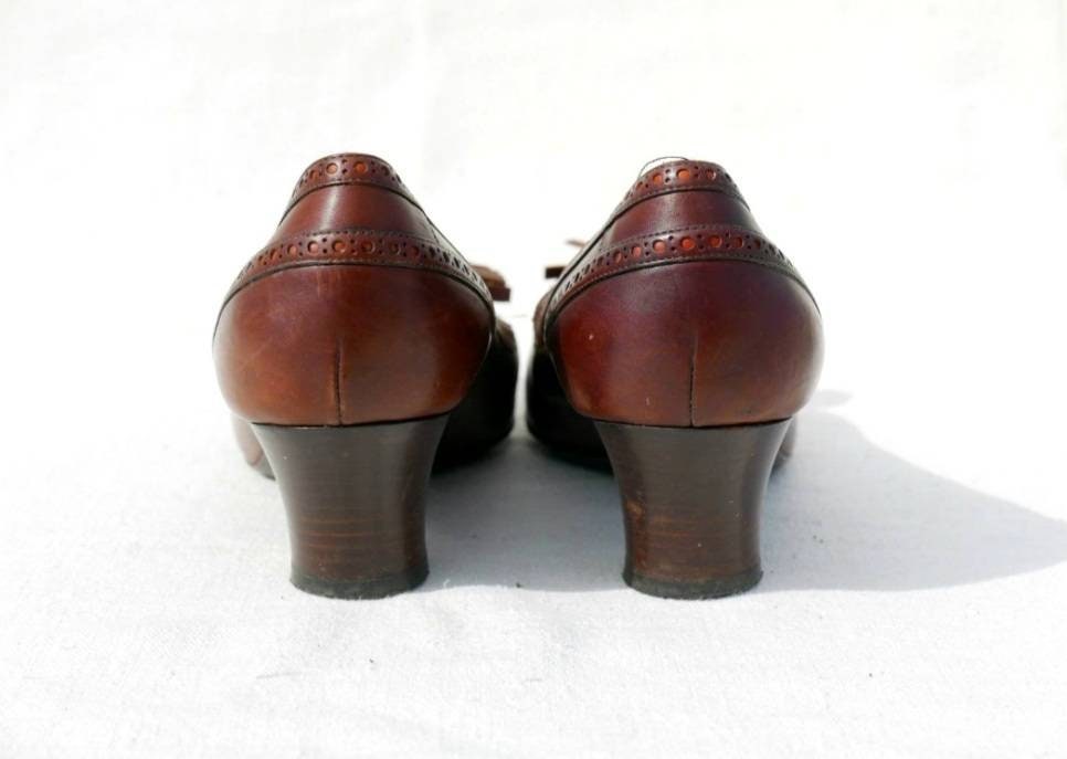 靴 Vintage celine shoes CELINE Vintage Burgundy Leather and Gold Link Chain Heels