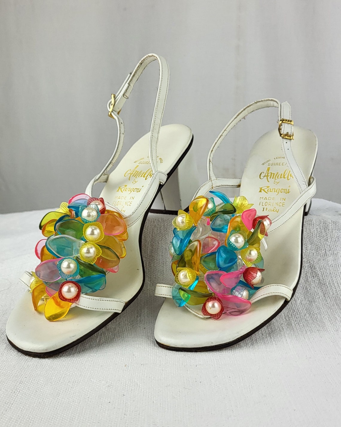 1960s VINT Amalfi by Rangoni White Leather Sandals SZ 7C Lucite Flowers ...