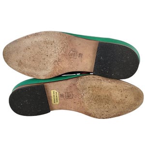 以下が含まれることがあります： 緑色の革製の靴の底面。黒い靴底。靴のサイズは38で、イタリア製です。