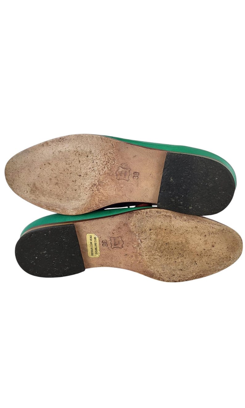 以下が含まれることがあります： 緑色の革製の靴の底面。黒い靴底。靴のサイズは38で、イタリア製です。