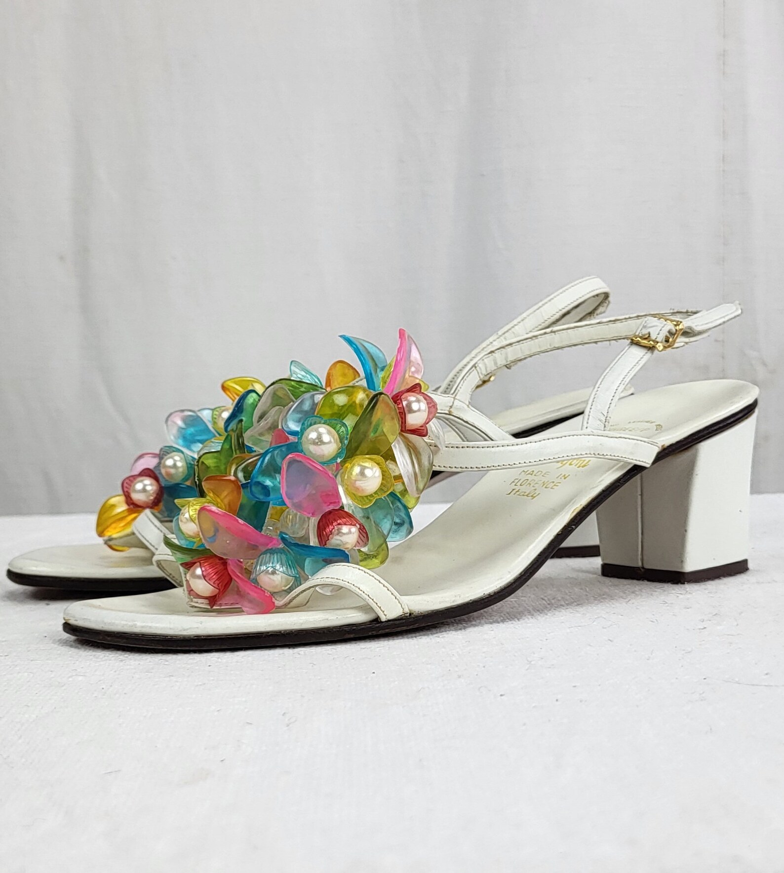 1960s VINT Amalfi by Rangoni White Leather Sandals SZ 7C Lucite Flowers ...